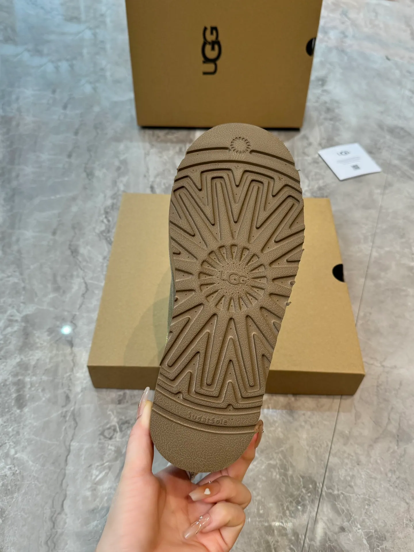 Self-pickup 💰520 New snow boots 1125956 Ethnic style plus sock cover, the sock cover is inserted into the wool. The surface is made of imported silk cow suede, and the inner part is made of Longfeng fur. Foam outsole has light anti-slip characteristics. Four colors, 35-40